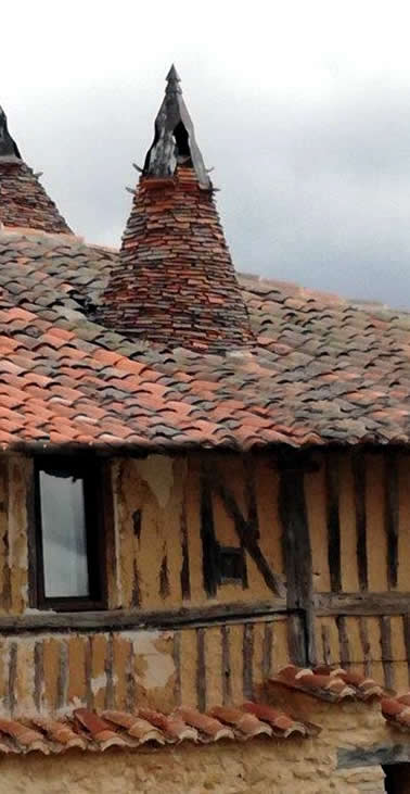 casa pinariega con detalle de la chimenea